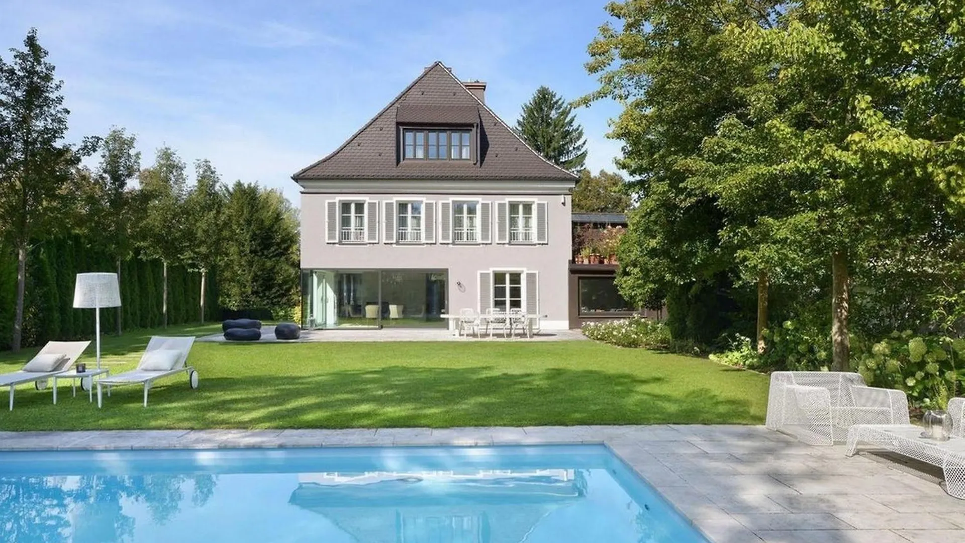 House With Private Pool And Garden location